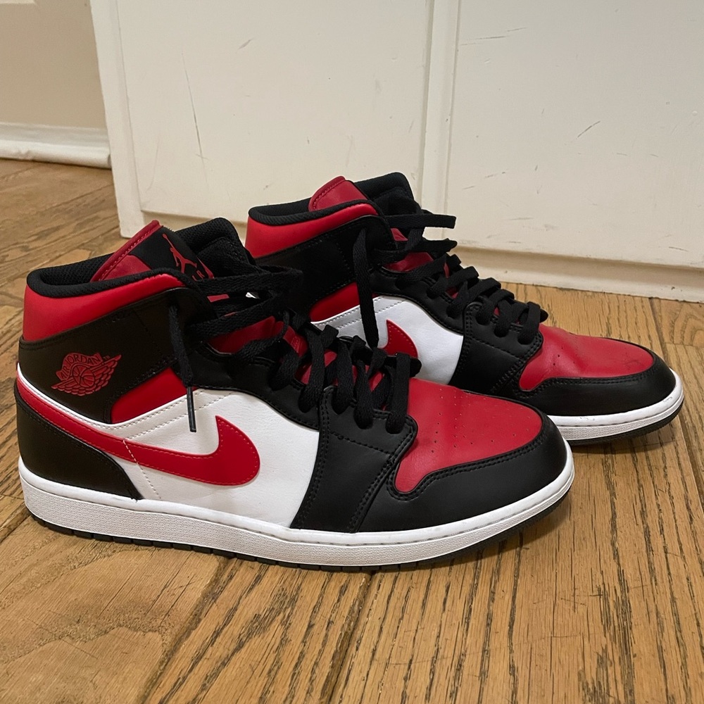 Air Jordan 1 Mid (Great Condition)